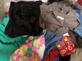 une pile de vêtements sur un lit