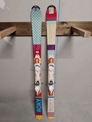 une paire de skis accrochée à un support dans un garage
