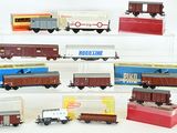 de nombreux petits trains exposés sur une surface blanche