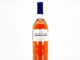 une photo d'une bouteille de whisky posée sur une surface blanche
