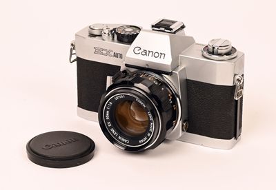 un petit appareil photo muni d'un objectif