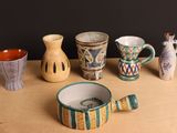 de nombreux types de vases et de bols sur la table
