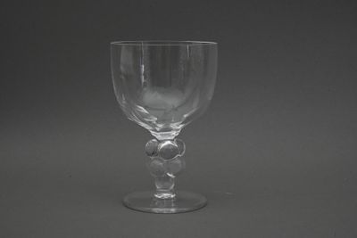 un verre à vin posé sur une table