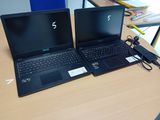 deux ordinateurs portables posés sur une table