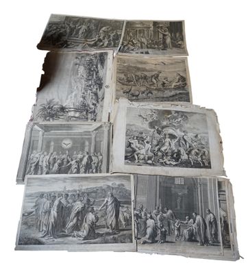 beaucoup de vieilles photos en noir et blanc posées sur une table