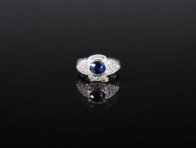 bague en saphir bleu et diamant sur fond noir