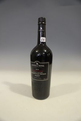 la bouteille de vin rouge est posée sur la table