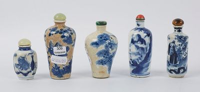 six vases bleus et blancs sont alignés sur une surface blanche