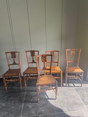 quatre chaises alignées contre un mur