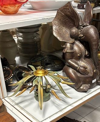 une étagère sur laquelle se trouvent une statue de dragon et un vase