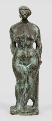 statue en bronze représentant une femme assise sur un tabouret