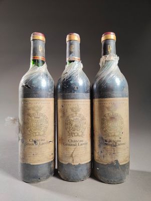 trois bouteilles de vin posées sur une table l'une à côté de l'autre