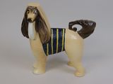 un petit chien en peluche qui porte un t-shirt bleu et jaune