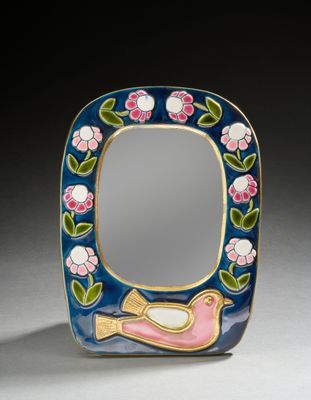 une image représentant un miroir orné d'un oiseau et de fleurs