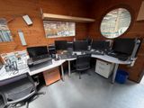 une photo d'une salle informatique remplie d'ordinateurs