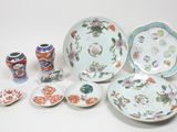 de nombreuses assiettes, tasses et vases de toutes sortes sur la table