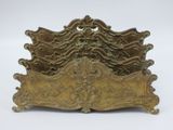 une vieille plaque en laiton ornée d'un motif décoratif sur un fond blanc