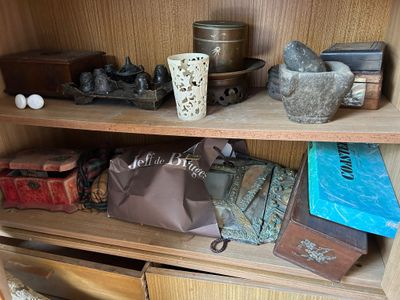 une étagère contenant divers objets dans une pièce