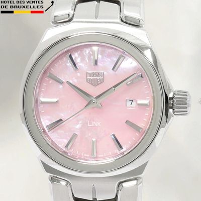 un gros plan d'une montre au cadran rose