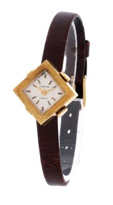 une image d'un gros plan d'une montre-bracelet sur un fond blanc