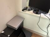 un petit bureau sur lequel se trouvent un ordinateur portable et un écran