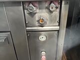 une armoire métallique sur laquelle se trouvent de nombreux boutons