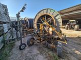 une machine qui est à l'abandon dans la poussière, près d'un bâtiment
