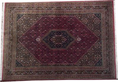 un tapis oriental orné d'un motif en médaillon sur fond rouge