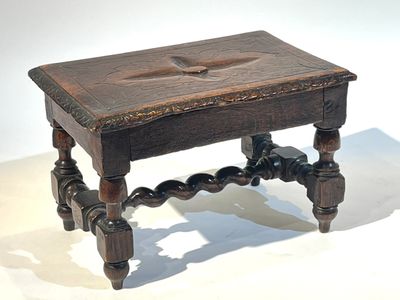 une petite table en bois sur laquelle est posée une croix