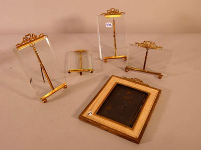 une photo représentant un cadre, un cadre et un cadre posés sur une table