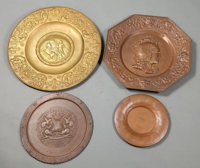 quatre types différents d'assiettes décoratives sur un fond bleu