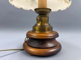 une lampe posée sur une table
