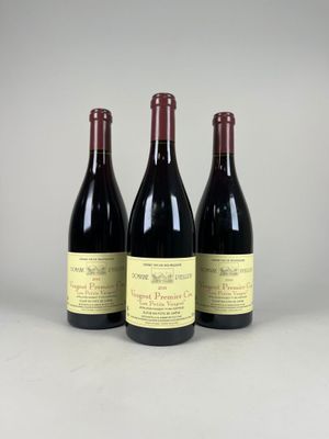 trois bouteilles de vin posées sur une table