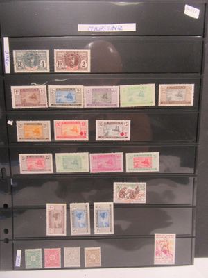 un classeur noir recouvert de nombreux timbres