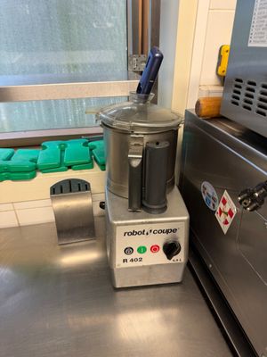 un mixeur posé sur le comptoir d'une cuisine
