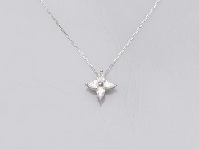 gros plan d'un collier sur un mannequin mannequin mannequin mannequin mannequin mannequin mannequin mannequin mannequin