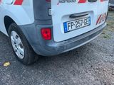 une petite camionnette garée sur le bord de la route