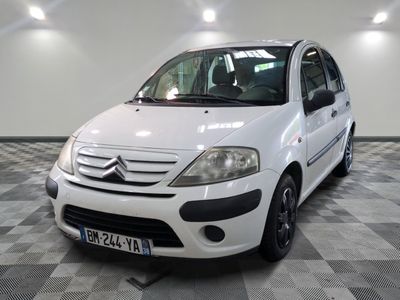 la photo d'une petite voiture blanche garée dans un garage