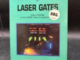 Un vieux jeu vidéo intitulé « Laser Gates » est posé sur une table.