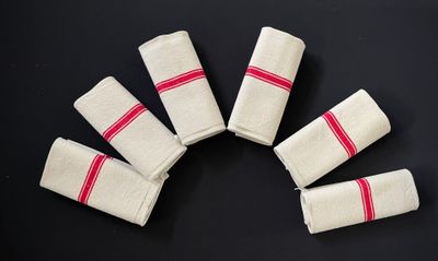 six serviettes rayées de blanc et de rouge disposées en cercle
