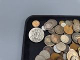 beaucoup de pièces dans un plateau noir posé sur la table