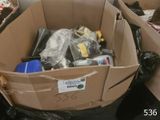une boîte en carton remplie d'objets hétéroclites dans une pièce