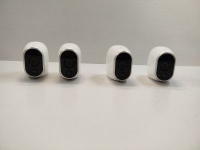 trois caméras blanches posées les unes à côté des autres sur une table