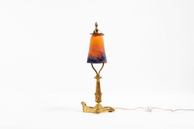 l'image d'une lampe posée sur une table