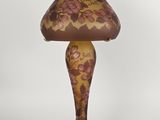 une lampe posée sur une table