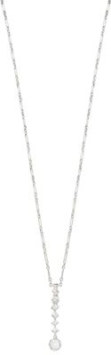 un collier en or blanc avec un pendentif en diamant et une chaîne