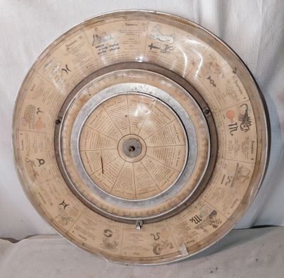 une horloge posée sur un drap blanc