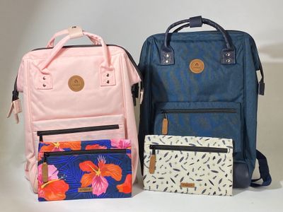 deux sacs à dos posés l'un à côté de l'autre