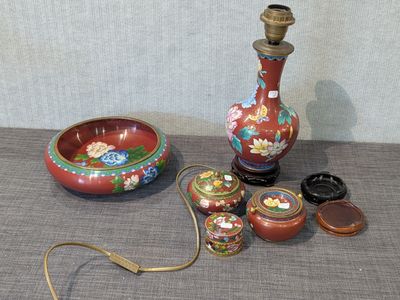 une table sur laquelle se trouvent un vase, un bol et d'autres objets