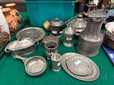 une table sur laquelle se trouvent de nombreux objets en argent